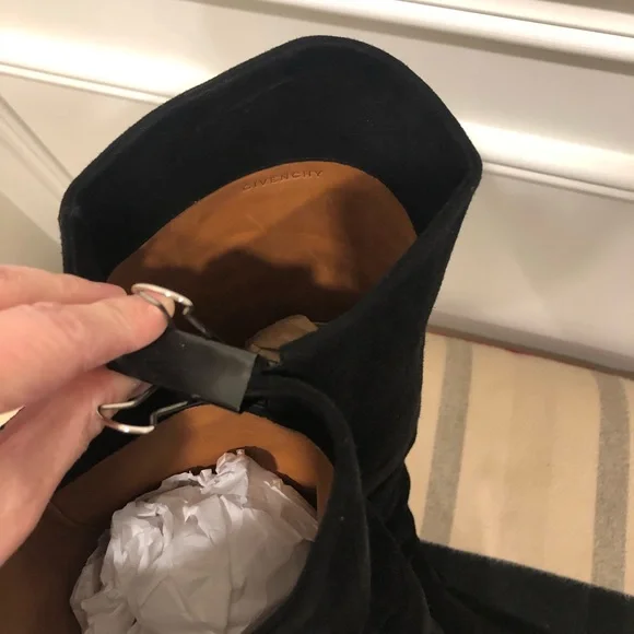 Givenchy suede boots in a size 39.5. I previously sold my sisters size 39 - Picture 4 of 9